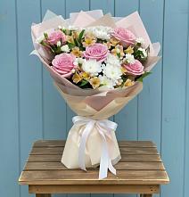 Букет цветов из:  Гвоздики, Орхидеи и Розы в Старомарьевке