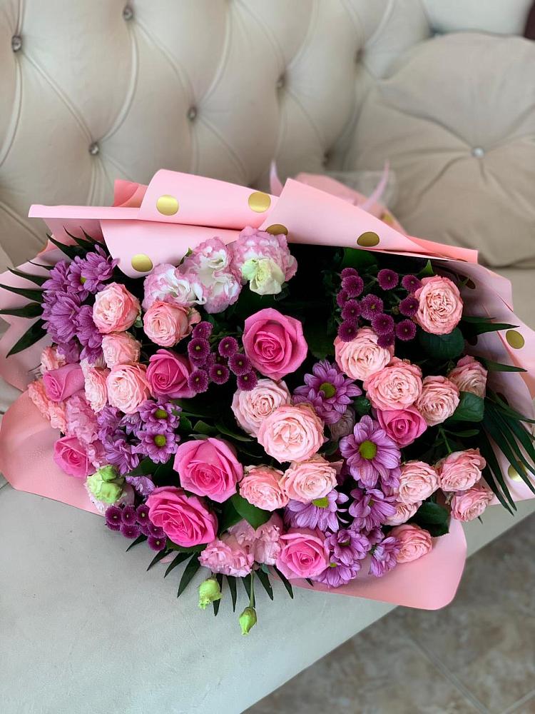 Букет цветов из: Хризантемы, Розы и Лизиантусы в Старомарьевке