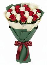 Букет Микс из красных и белых роз в Старомарьевке