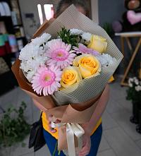 Букет цветов из:  Герберы, Розы и Хризантемы в Старомарьевке
