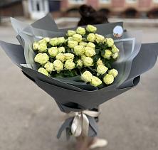 Букет Белые кустовые розы Солинеро в Старомарьевке