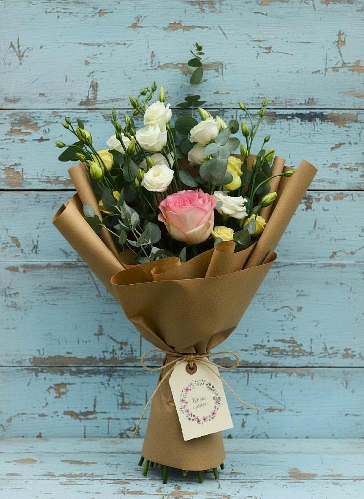 Букет цветов из: Розы и Лизиантусы в Старомарьевке