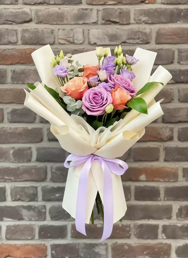 Букет цветов из: Лизиантусы и Розы в Старомарьевке