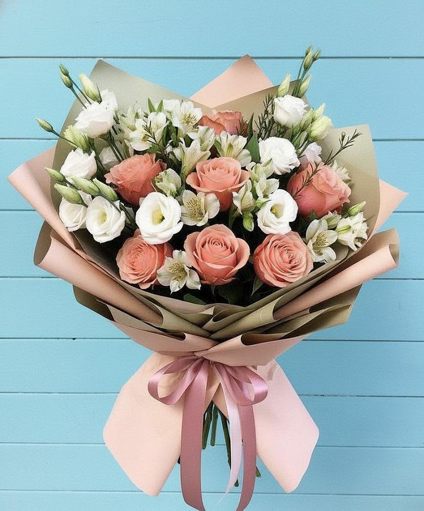Букет цветов из: Розы, Альстромерии и Лизиантусы в Старомарьевке