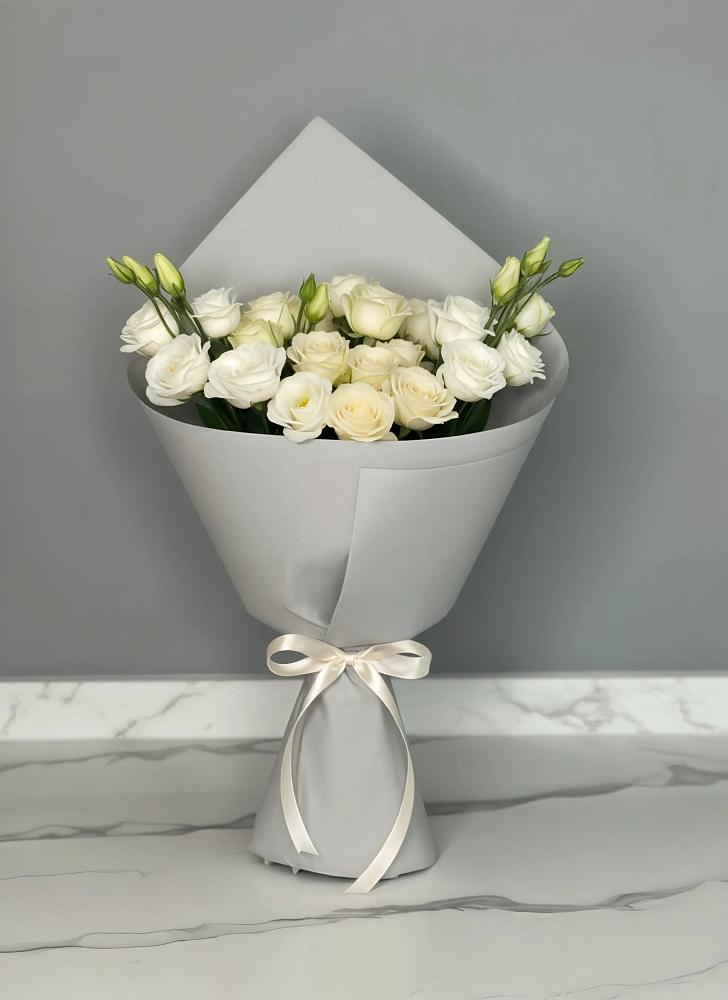 Букет цветов из: Розы и Лизиантусы в Старомарьевке