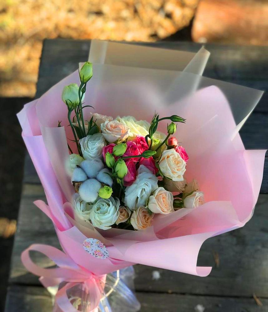 Букет цветов из: Розы и Лизиантусы в Старомарьевке