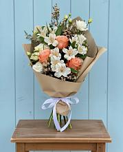 Букет цветов из:  Альстромерии, Лизиантусы, Розы и Хризантемы в Старомарьевке