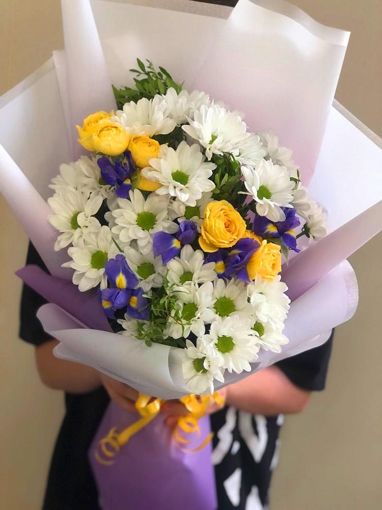 Букет цветов из: Ирисы, Хризантемы и Розы в Старомарьевке