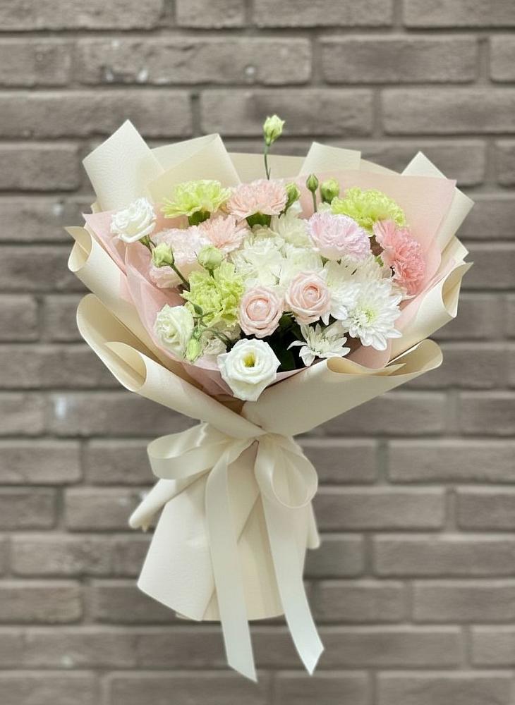 Букет цветов из: Гвоздики, Розы, Лизиантусы и Хризантемы в Старомарьевке