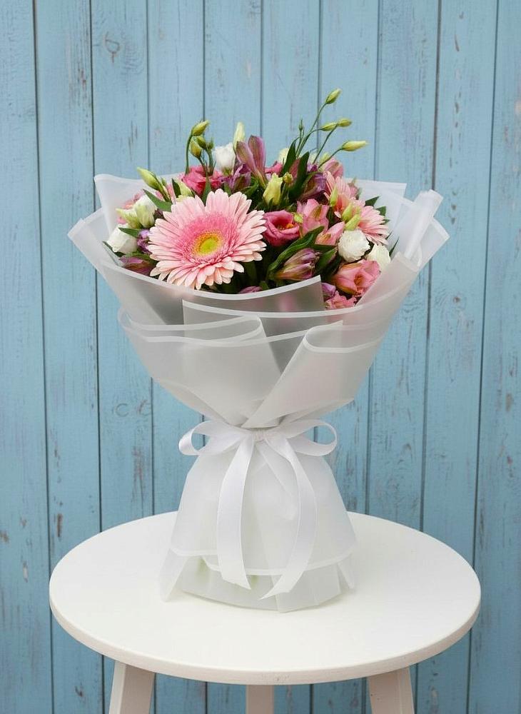 Букет цветов из: Герберы, Альстромерии и Лизиантусы в Старомарьевке