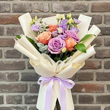 Букет цветов из:  Лизиантусы и Розы в Старомарьевке