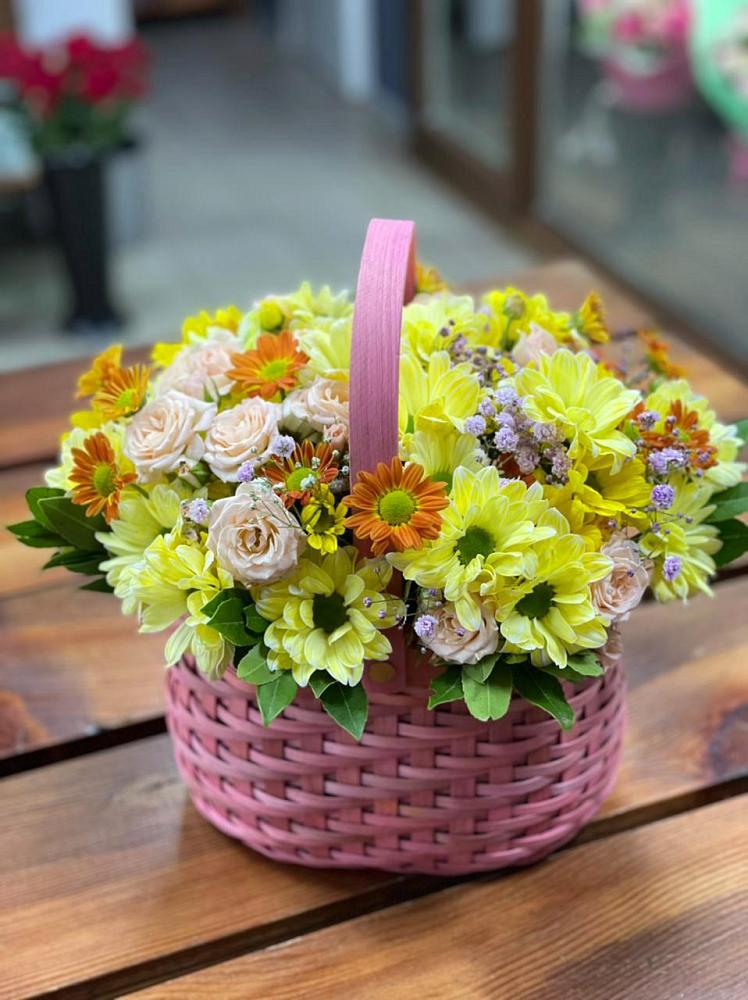 Цветочная композиция из Хризантемы и Розы в корзине в Старомарьевке
