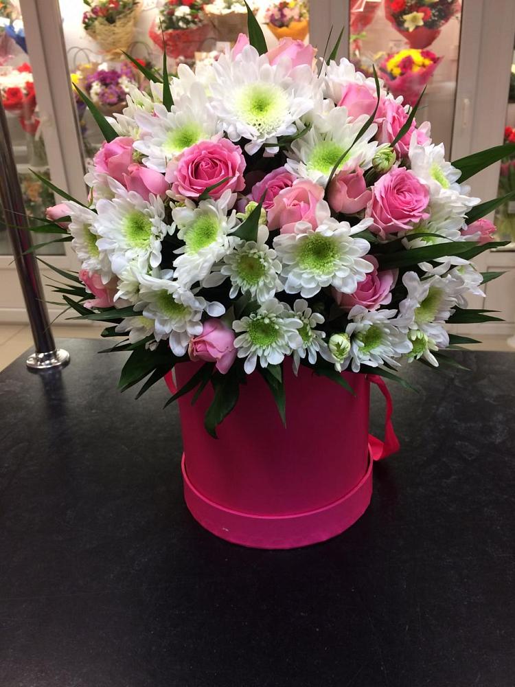 Цветочная композиция из Розы и Хризантемы в шляпной коробке в Старомарьевке