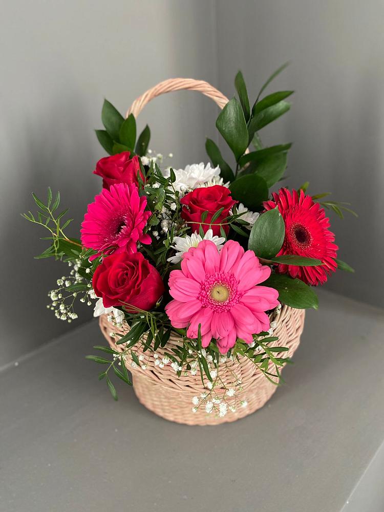 Цветочная композиция из Розы, Хризантемы и Герберы в корзине в Старомарьевке
