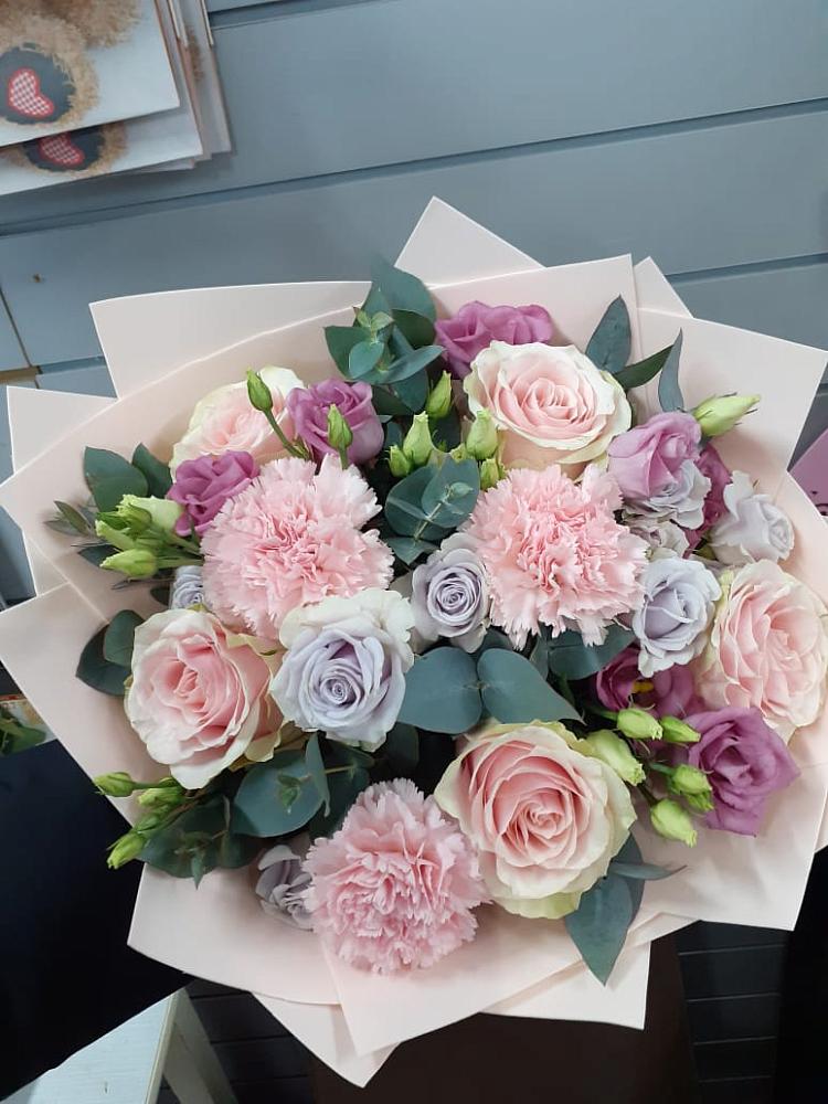 Букет цветов из: Розы, Гвоздики и Лизиантусы в Старомарьевке